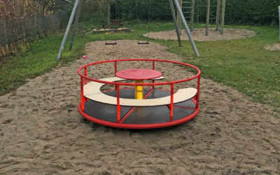 Neues Karussell auf dem Spielplatz